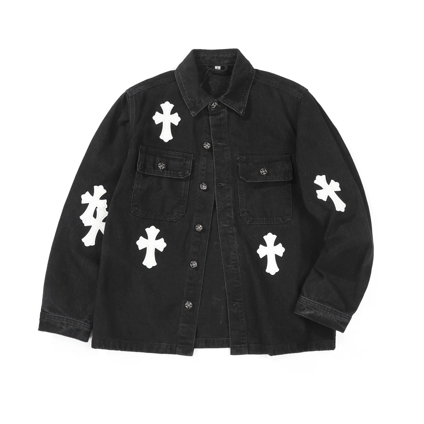 P260 Correct version (top replica) CH Chromehearts 23ss denim cross-leather black and white jacket denim jacket. A super versatile denim jacket that is breathable, comfortable and elegant! The entire garment is made of super heavy-duty workmanship and is made of denim denim fabric imported from Japan. After the finished product is washed, the loss rate is extremely high! The whole body is made with old craftsmanship and the upper body is stylish! The body has multiple crosses and leather logos sewn on it! Because of the old craftsmanship, everything from gold five to three marks has been re-made with new molds, 100% restored to the original craftsmanship! All the leather characters are laser-aligned. The leather difference is definitely not the same as that of the super-fiber leather on the market. This year’s new sheep leather is used. The finished embroidery guarantees the quality of the entire product❗ It took nearly two months of back-and-forth production to get a satisfactory effect. The various cutting designs really took a lot of effort to achieve a satisfactory experience! The same style for men and women, great for couples!   Color: black with white label Size: S M L